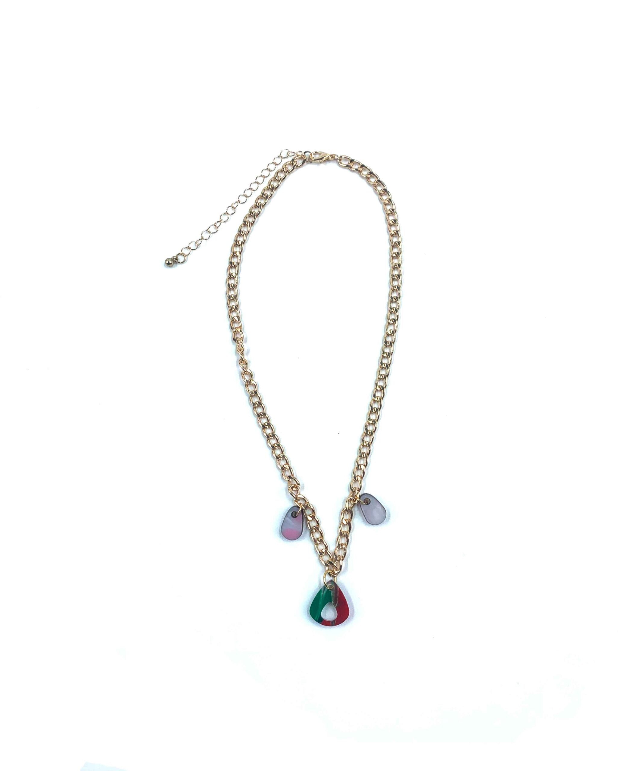 Collar de Cadena Dorada con Dijes Marmoleados: Arte y Elegancia