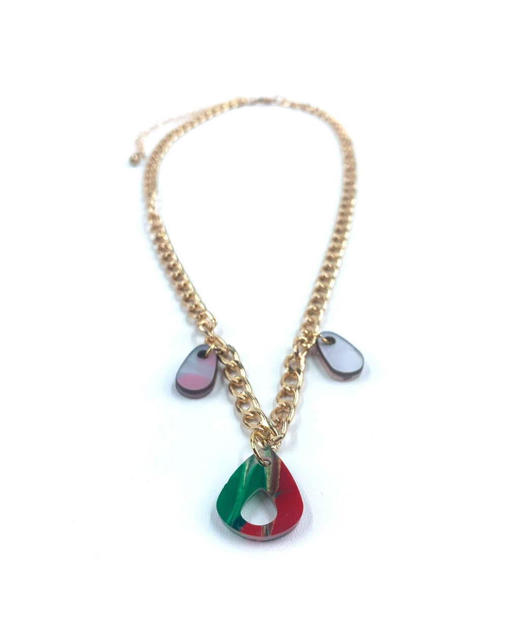 Collar de Cadena Dorada con Dijes Marmoleados: Arte y Elegancia