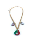 Collar de Cadena Dorada con Dijes Marmoleados: Arte y Elegancia
