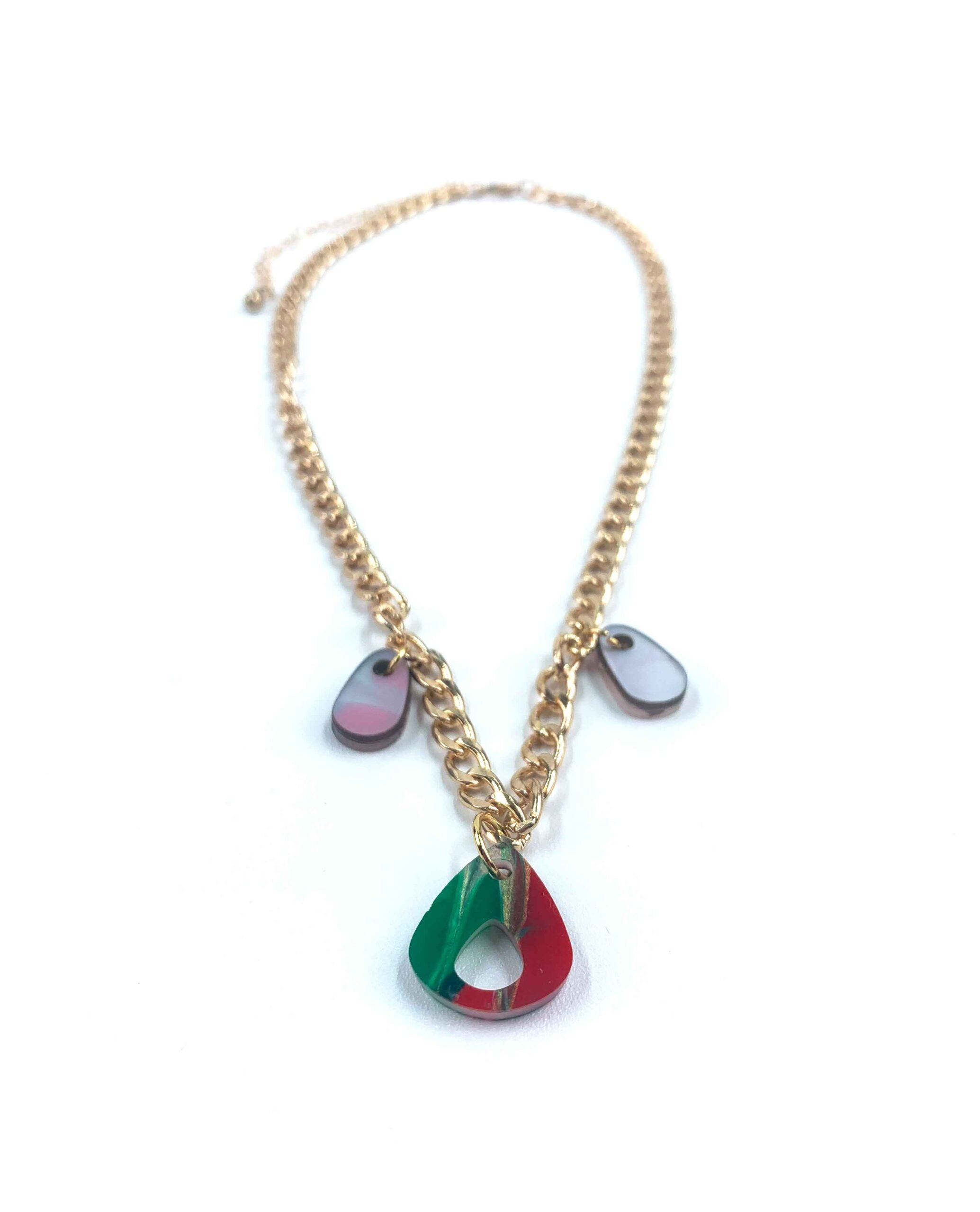 Collar de Cadena Dorada con Dijes Marmoleados: Arte y Elegancia