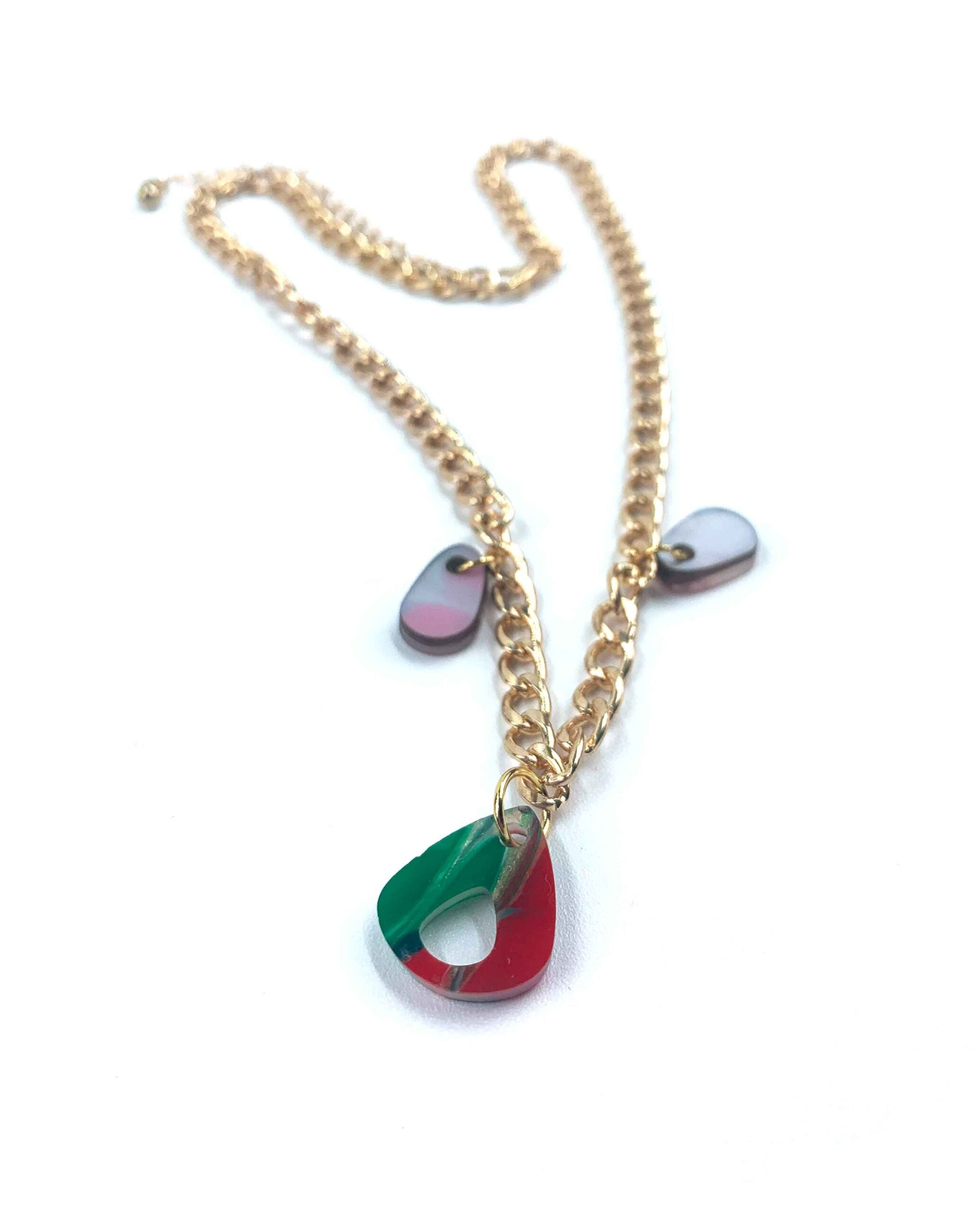 Collar de Cadena Dorada con Dijes Marmoleados: Arte y Elegancia