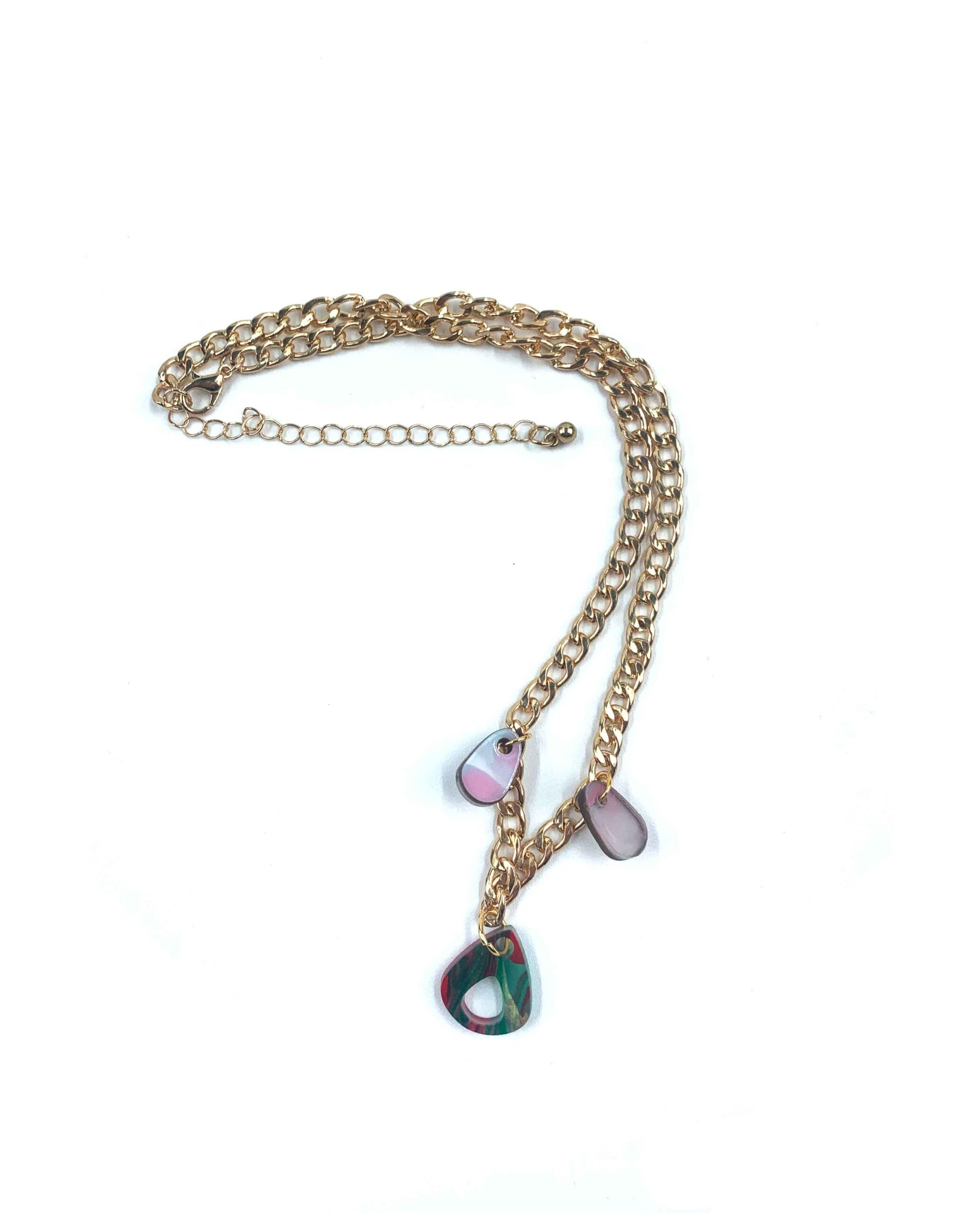 Collar de Cadena Dorada con Dijes Marmoleados: Arte y Elegancia