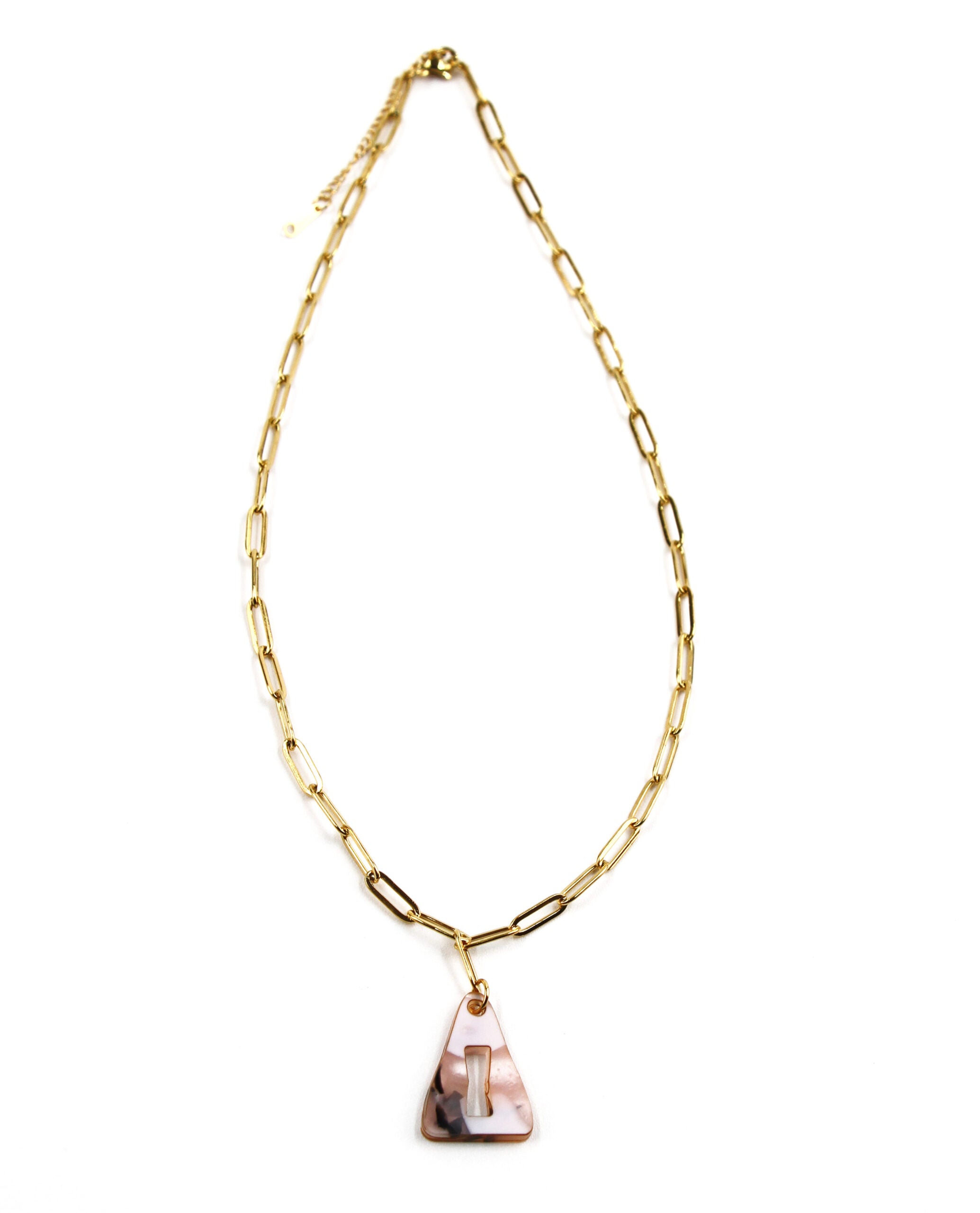 Collar dorado con colgante triangular