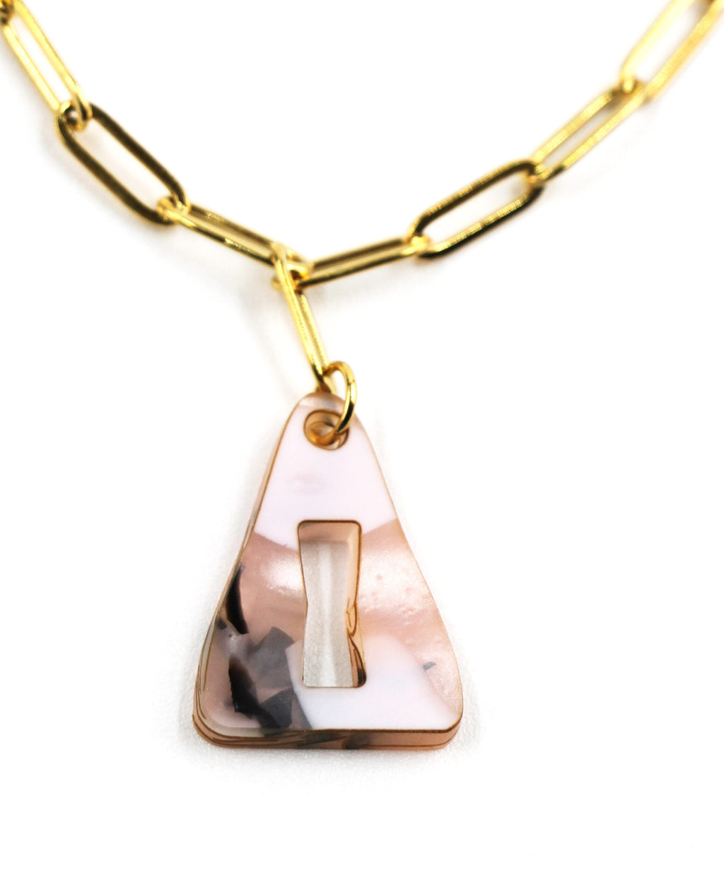 Collar dorado con colgante triangular