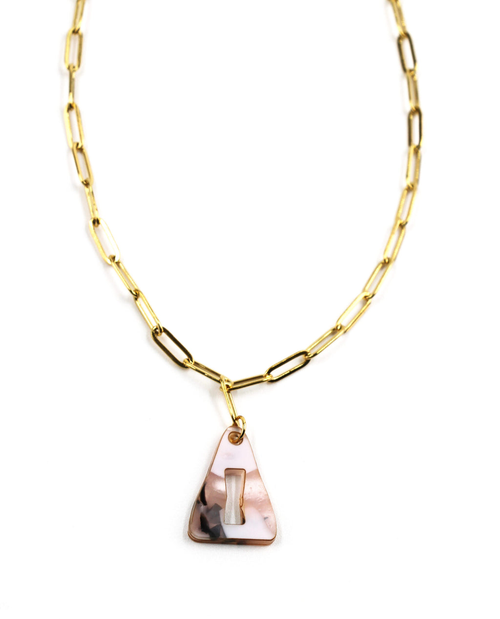 Collar dorado con colgante triangular