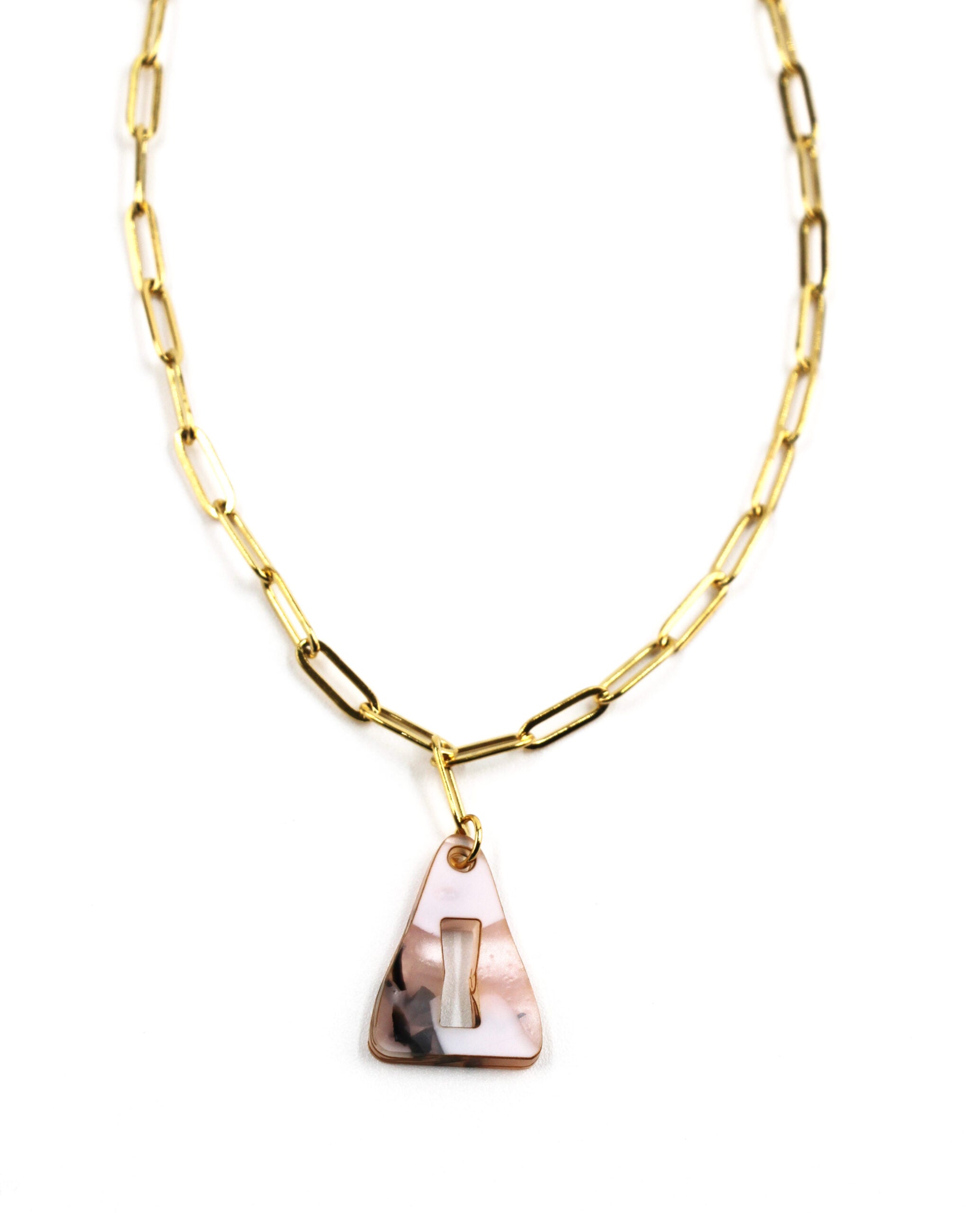 Collar dorado con colgante triangular