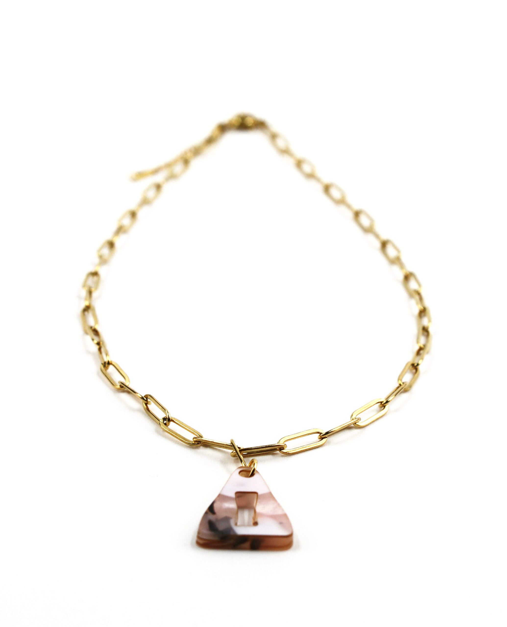Collar dorado con colgante triangular