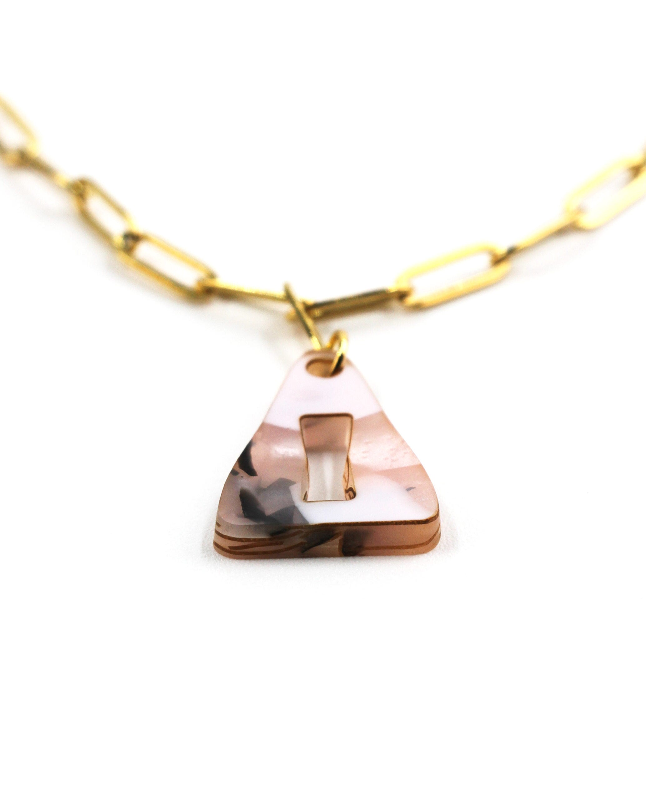 Collar dorado con colgante triangular