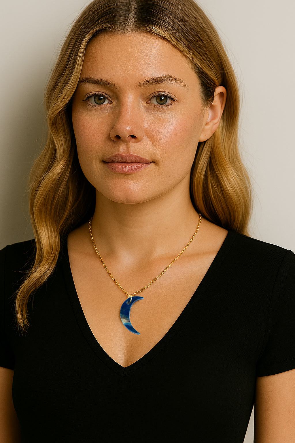 Collar luna de resina azul marmolada con cadena dorada