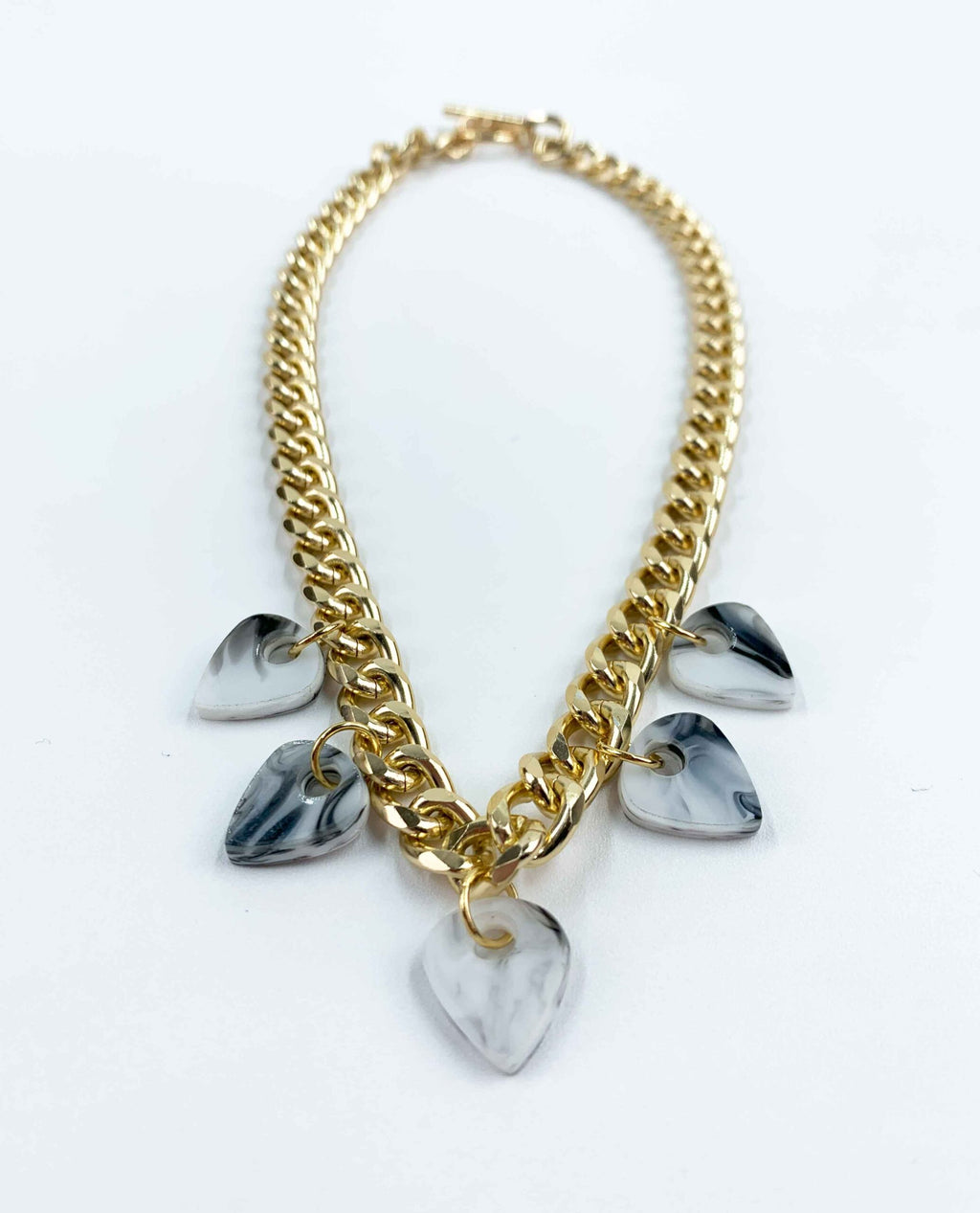 Collar dorado con corazones de resina marmolada gris