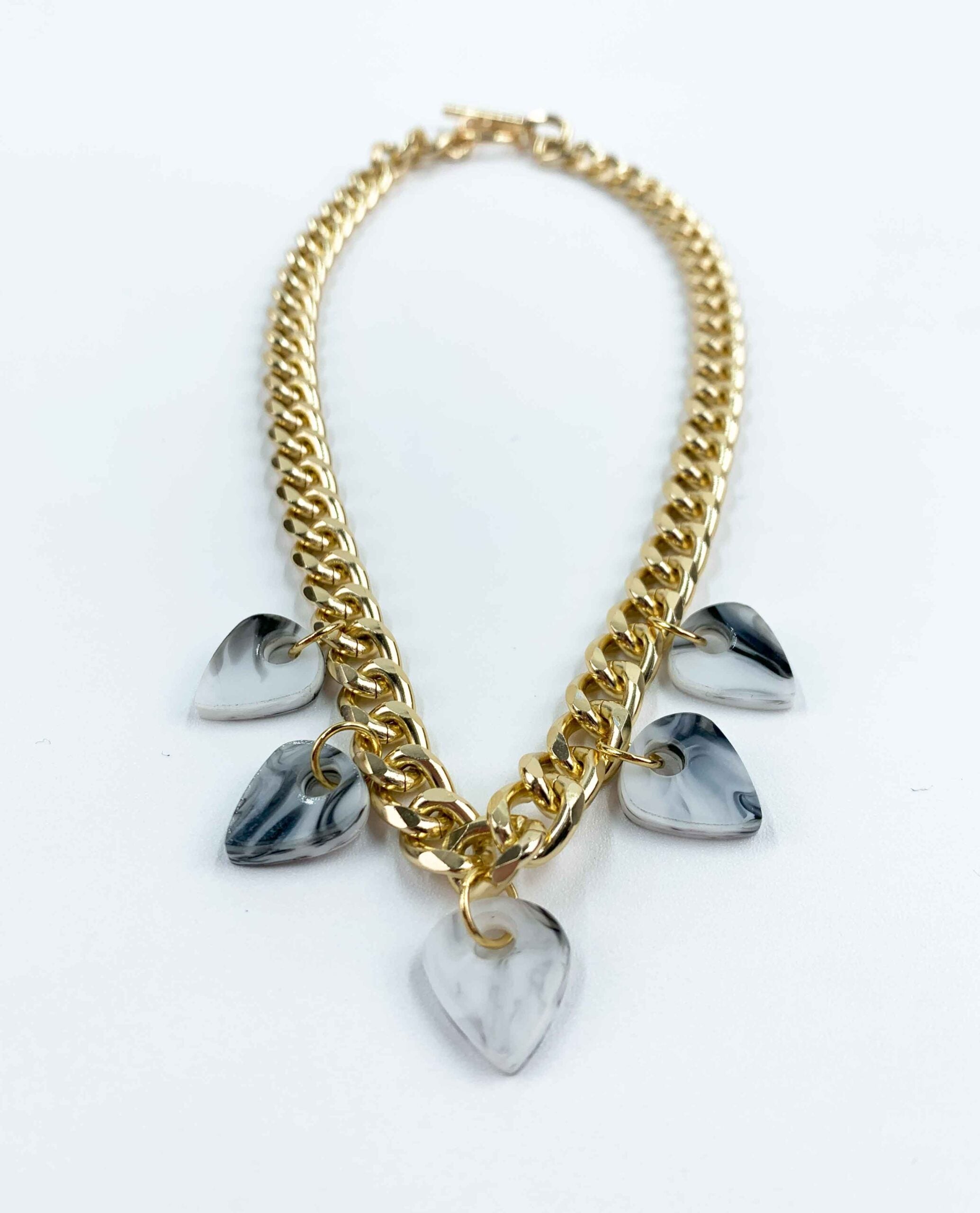 Collar dorado con corazones de resina marmolada gris
