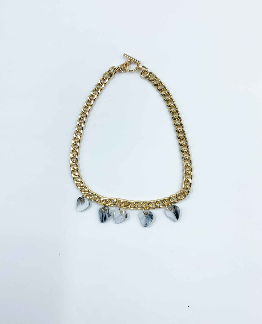Collar dorado con corazones de resina marmolada gris