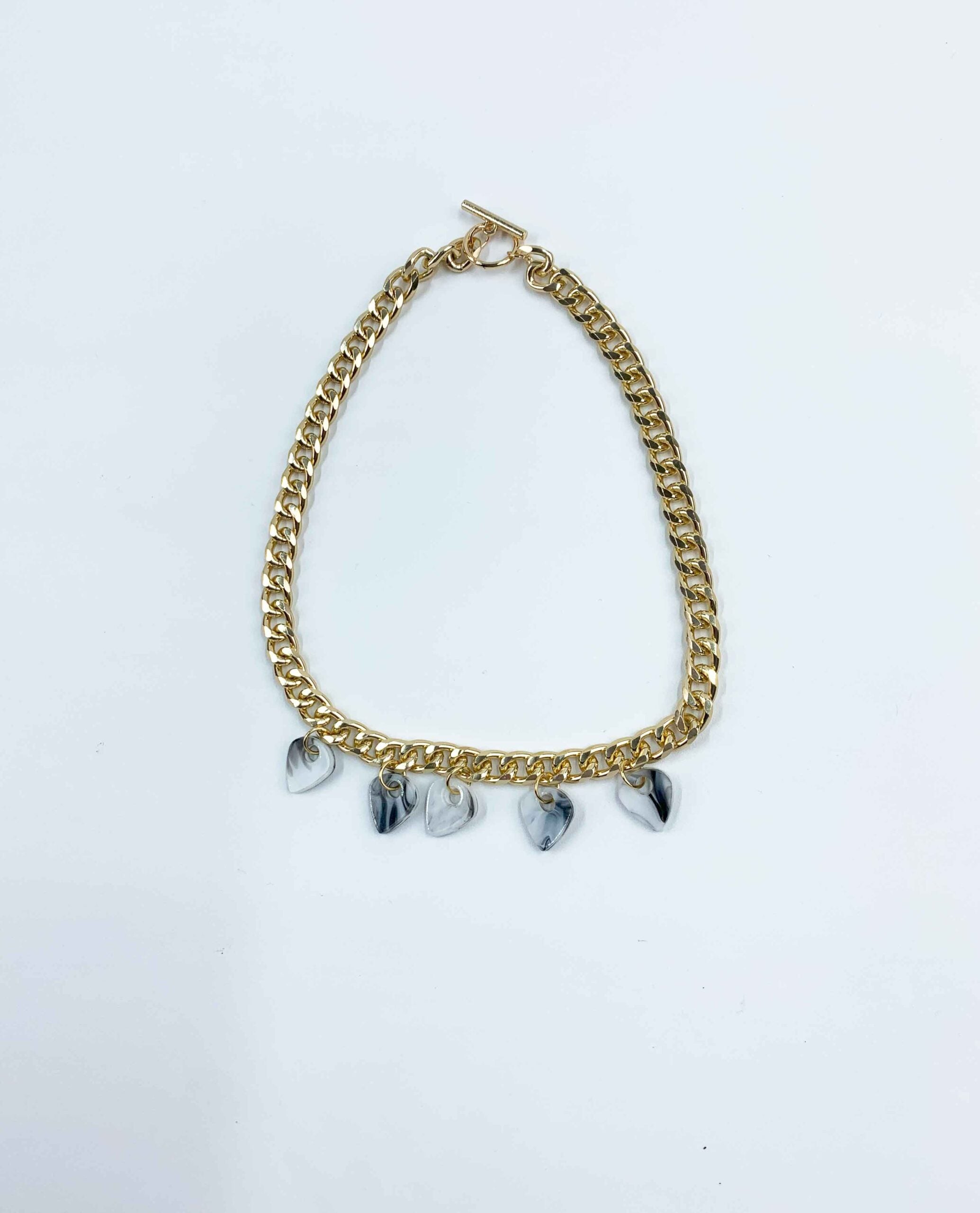 Collar dorado con corazones de resina marmolada gris
