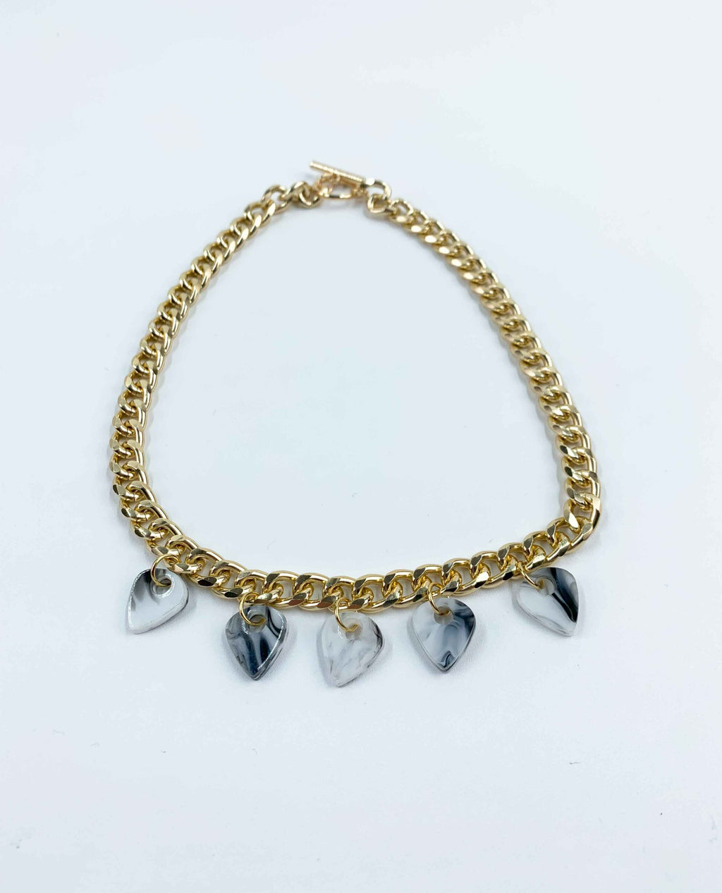 Collar dorado con corazones de resina marmolada gris