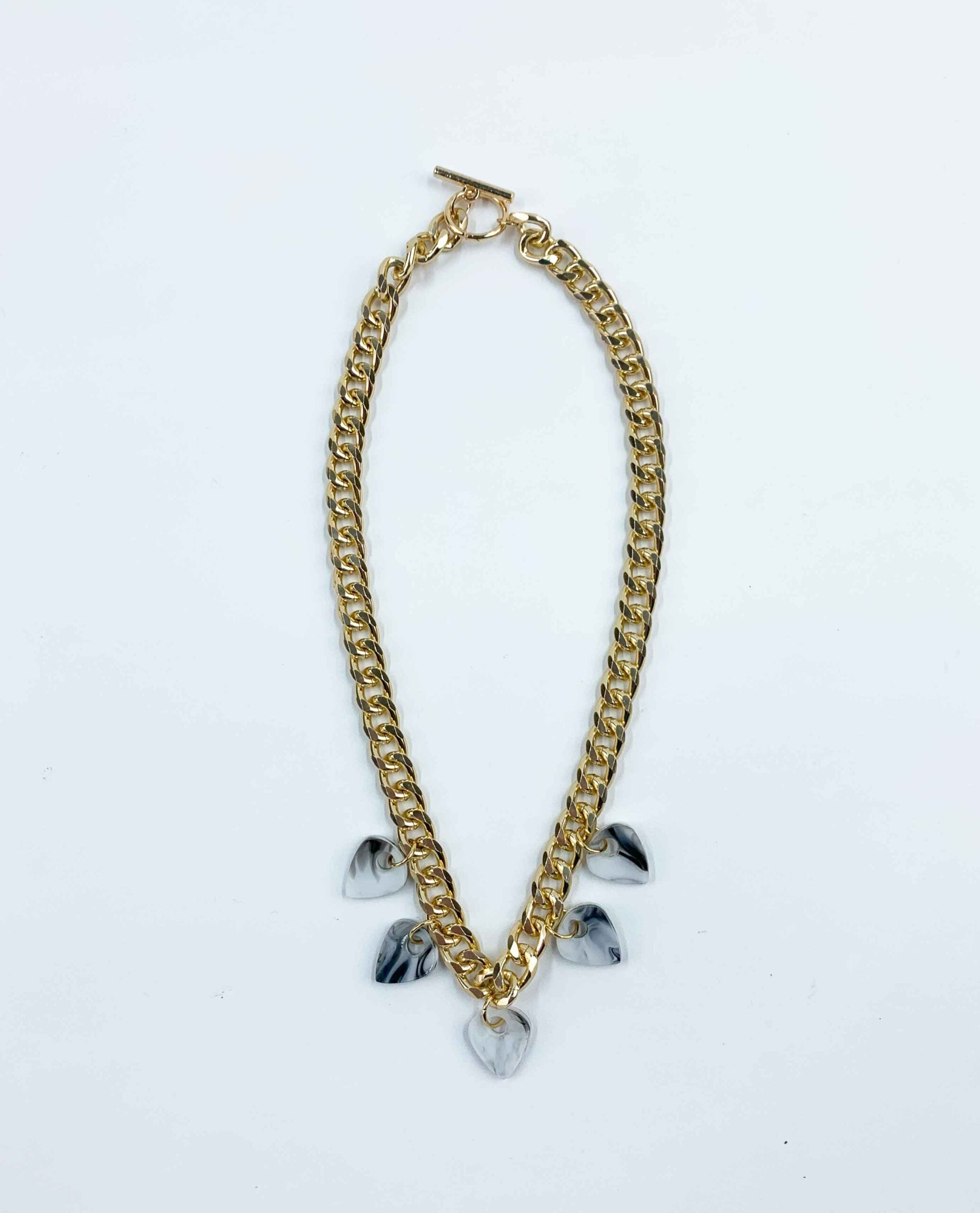 Collar dorado con corazones de resina marmolada gris