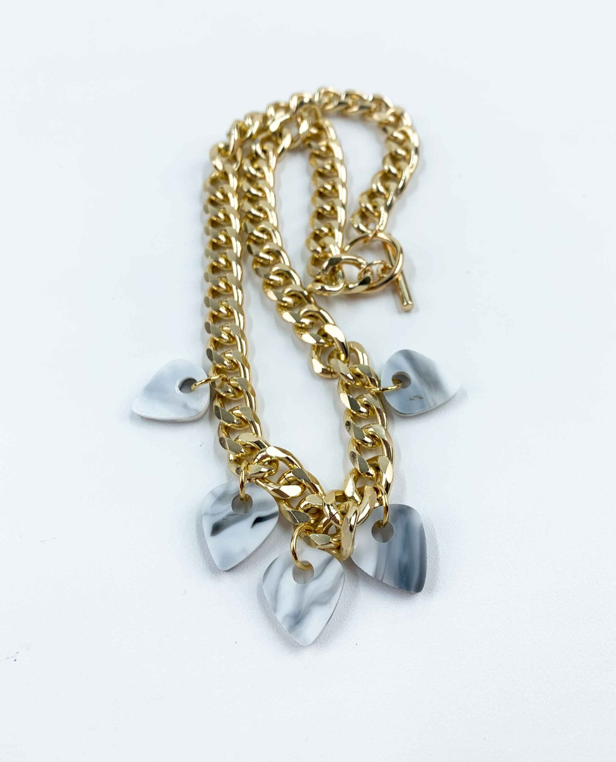 Collar dorado con corazones de resina marmolada gris