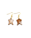 Pendientes de resina beige marmolada con forma orgánica