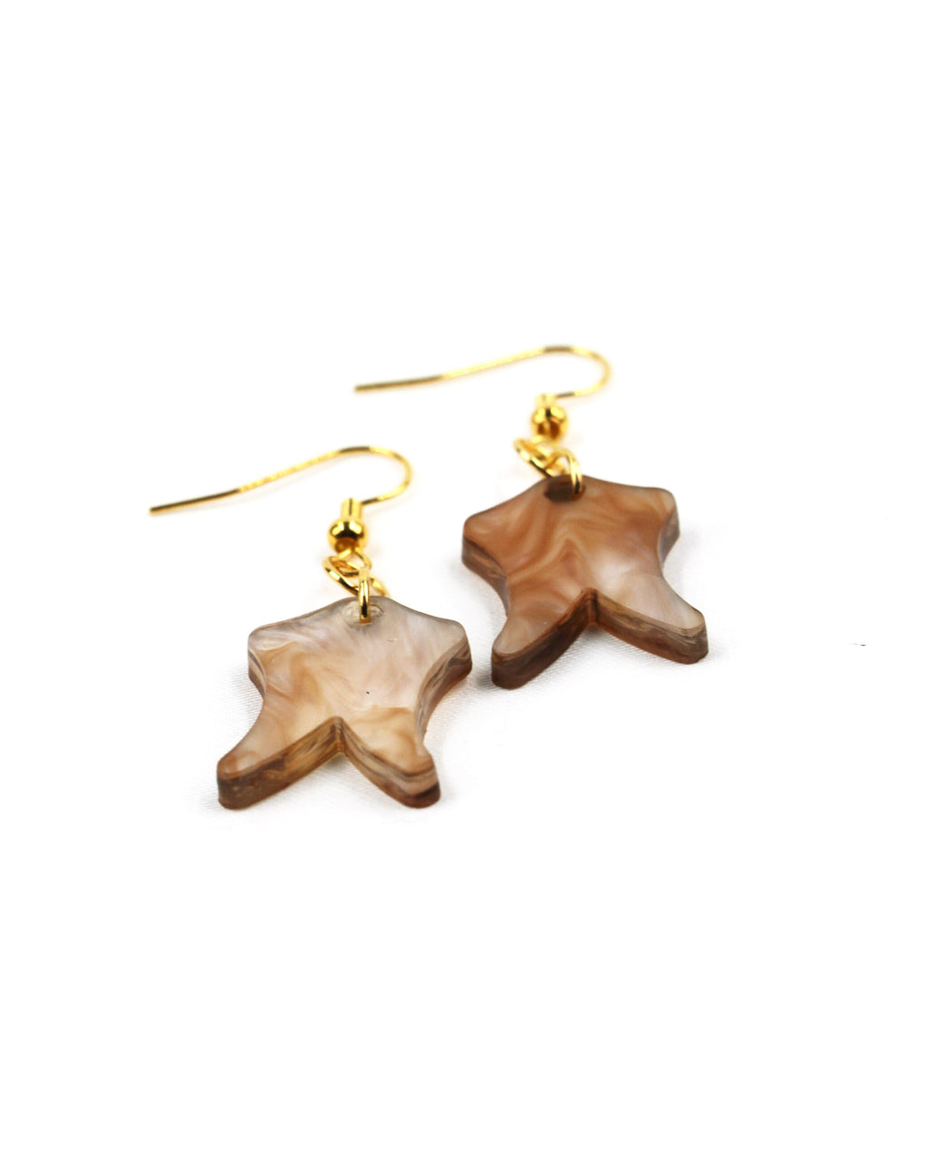 Pendientes de resina beige marmolada con forma orgánica