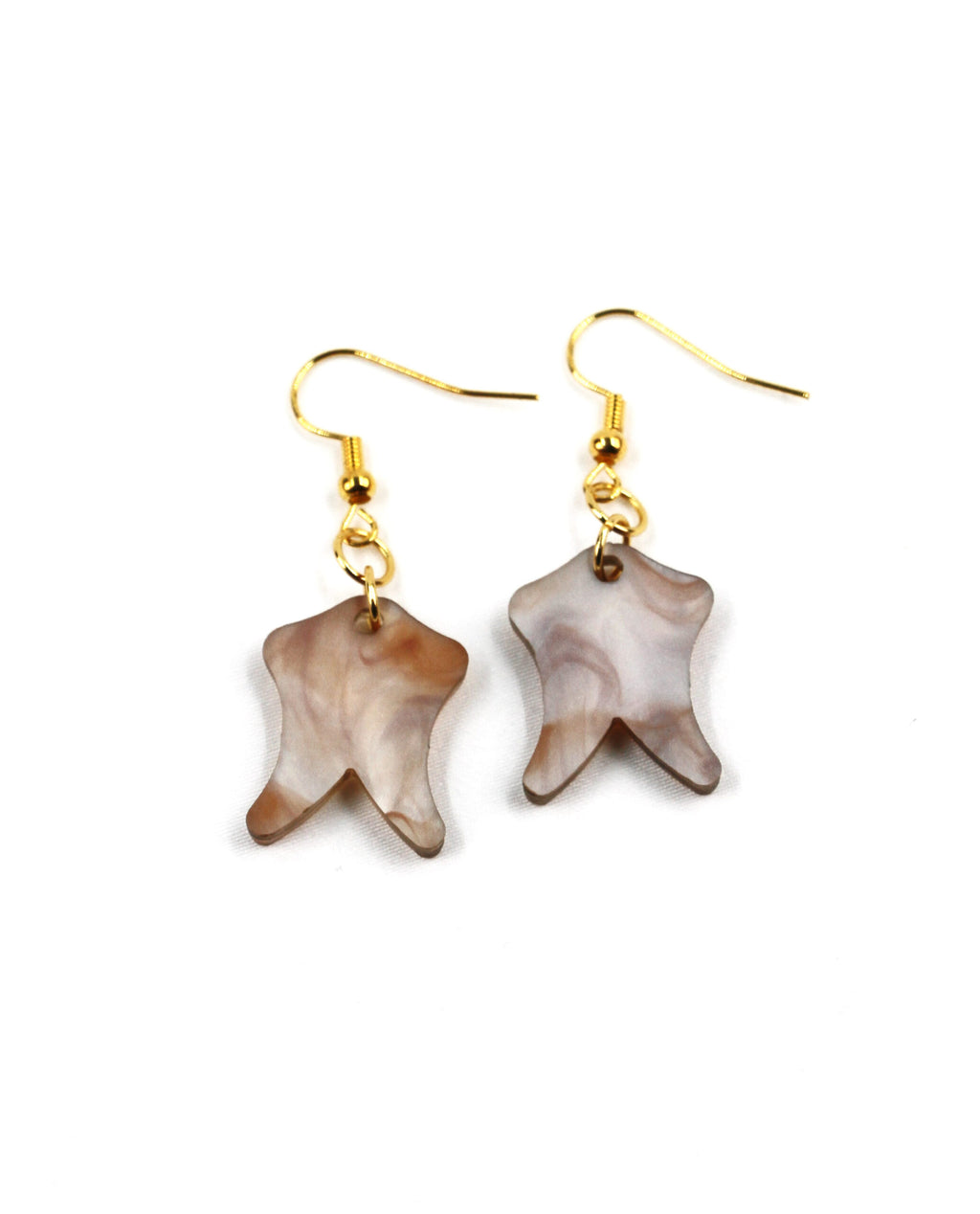 Pendientes de resina beige marmolada con forma orgánica