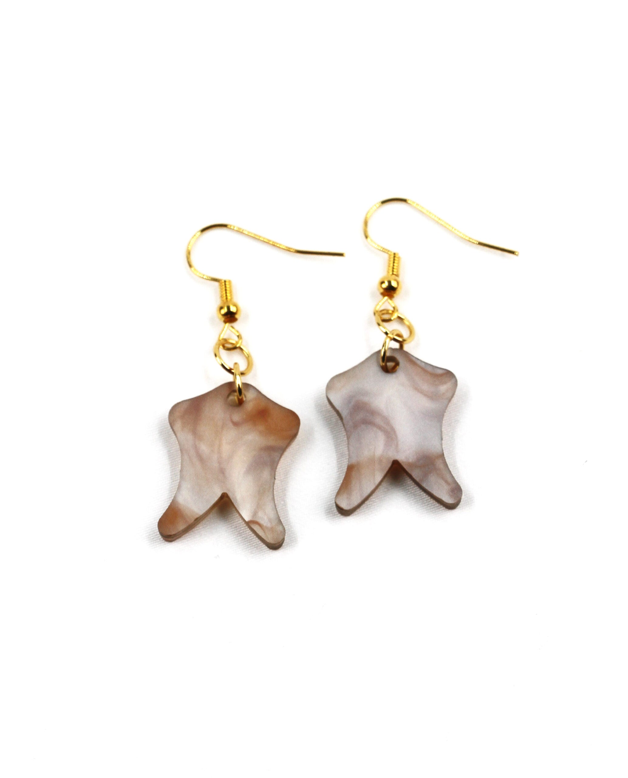 Pendientes de resina beige marmolada con forma orgánica